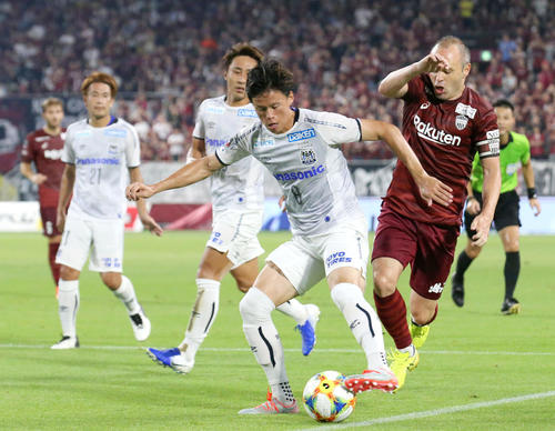 神戸対G大阪　前半、神戸MFアンドレス・イニエスタ（右）からボールを奪うG大阪MF小野瀬康介（撮影・上山淳一）