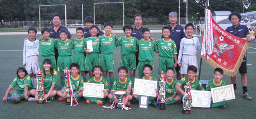 団地少年サッカーAクラスで優勝した常盤平少年SC。前列右から4人目が優秀選手の小林、同2人目が三野（撮影・吉池彰）