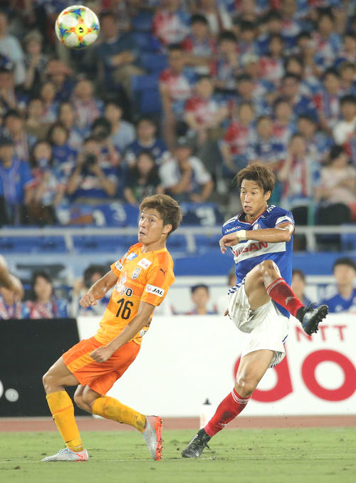横浜対清水　後半、ボールを回す横浜FW大津（右）。左は清水MF西沢（撮影・河田真司）