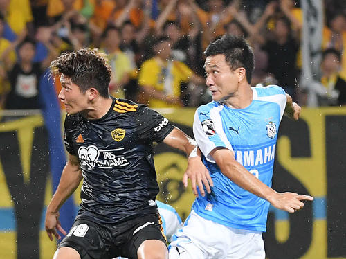 仙台対磐田　前半、仙台MF道渕＜18＞と競り合いながらヘディングシュートを決める磐田MF今野（撮影・加藤諒）