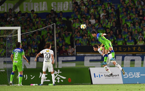 湘南対鹿島　後半、決勝のヘディングシュートを決める湘南DF坂（右上）（撮影・滝沢徹郎）