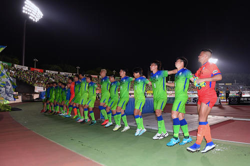 湘南対鹿島　試合後、サポーターの前で勝利のダンスで喜ぶ湘南DF坂（右から2人目）らイレブン（撮影・滝沢徹郎）