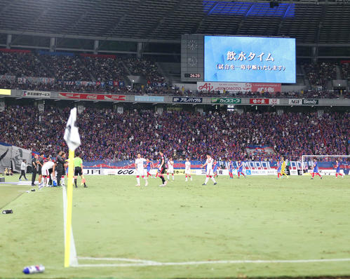 前半26分、飲水タイムが設けられ、試合が一時中断となった（撮影・河野匠）