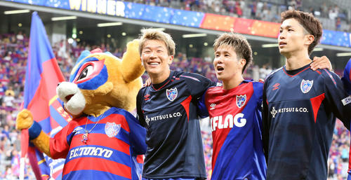 試合後、サポーターの前で笑顔を見せる、左から東京FW永井、MF三田、DF森重（撮影・河野匠）
