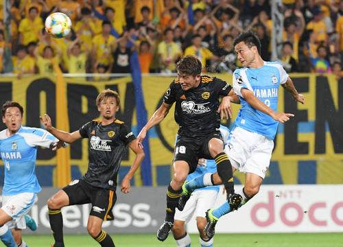 前半、ヘディングシュートを決める磐田MF今野（撮影・加藤諒）