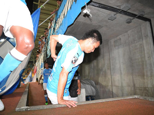 仙台に敗れ、ピッチを後にする磐田MF今野（撮影・加藤諒）