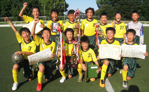 団地少年サッカーBクラスで優勝したMSS・香澄。後列左から2人目が優秀選手の中臺（撮影・吉池彰）