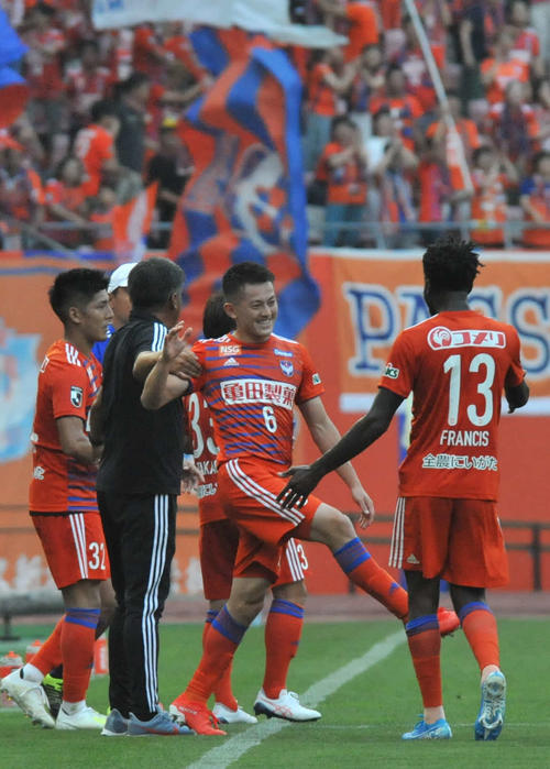 J2　新潟対徳島　前半、先制ゴールを決め、笑顔の新潟MF戸嶋（中央）（撮影・山岸章利）