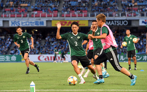 川崎F対松本　試合前練習で松田直樹さんの背番号「3」を付けてピッチに登場した松本イレブン（撮影・たえ見朱実）