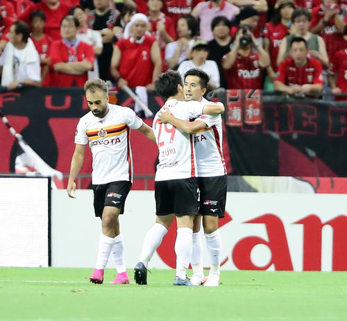 浦和対名古屋　前半、チーム2点目のゴールを決めた名古屋FW前田（右）はMF和泉と抱擁する（撮影・浅見桂子）