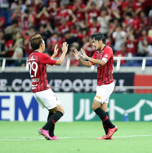 浦和対名古屋　後半、ゴールを決めた浦和FW興梠（右）は、MF柴戸とハイタッチ（撮影・浅見桂子）