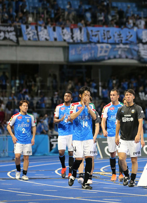 川崎F対松本　引き分けに終わり、がっくりと引き揚げる川崎F・MF中村（中央）らイレブン（撮影・河野匠）