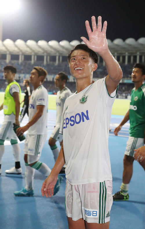 川崎F対松本　試合後、スタンドに知人を見つけ笑顔で手を振る松本MF田中（撮影・河野匠）