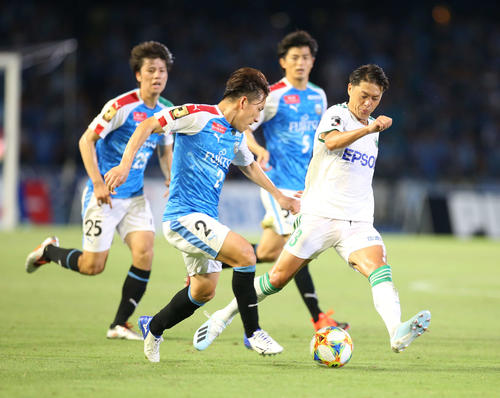 川崎F対松本　後半、ドリブルで攻め込む松本MF田中（撮影・河野匠）