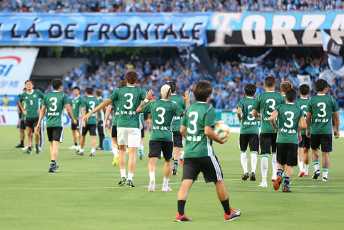 川崎F対松本　試合前、故松田直樹さんの背番号、名前の書かれたユニホームで試合前のピッチに登場した松本イレブン（撮影・河野匠）