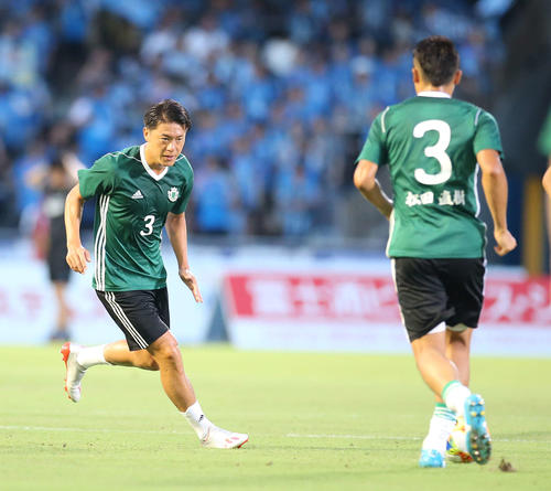 川崎F対松本　故松田直樹さんの背番号、名前の書かれたユニホームで試合前練習に臨んだ松本MF田中（左）（撮影・河野匠）