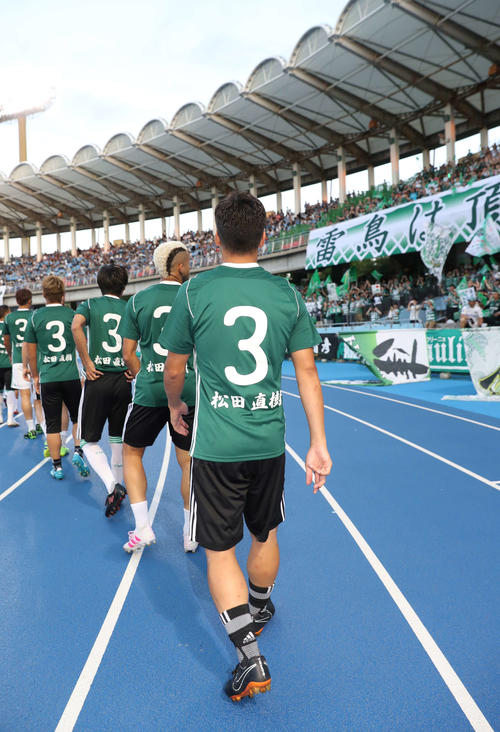 川崎F対松本　試合前、故松田直樹さんの背番号、名前の書かれたユニホームで試合前のピッチに登場した松本イレブン（撮影・河野匠）