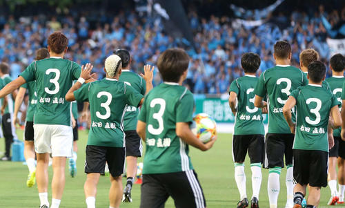 試合前、故松田直樹さんの背番号、名前の書かれたユニホームで試合前のピッチに登場した松本イレブン（撮影・河野匠）