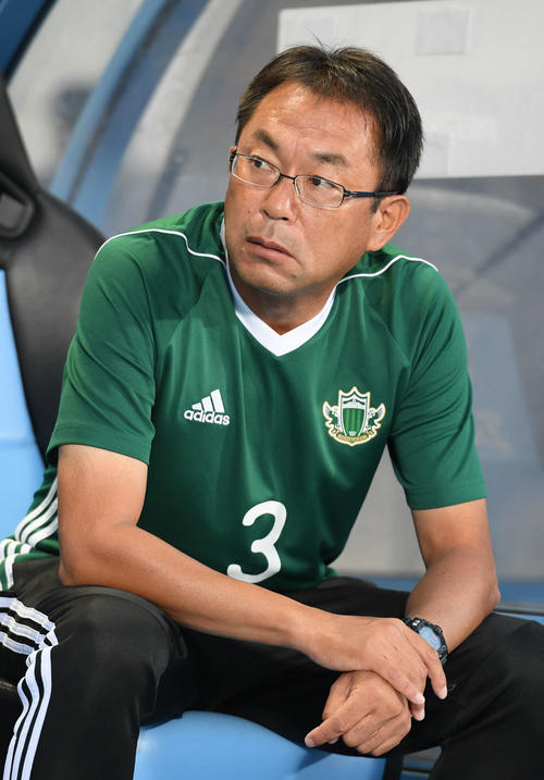 試合前練習で松田直樹さんの背番号「3」を付けて選手の動きを見る松本の反町監督（撮影・たえ見朱実）