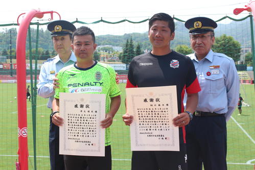 札幌市中央消防署から感謝状を贈呈された札幌サッカースクール津元コーチ（手前左）と札幌アカデミーグループ相川GKコーチ（同右）（撮影・保坂果那）