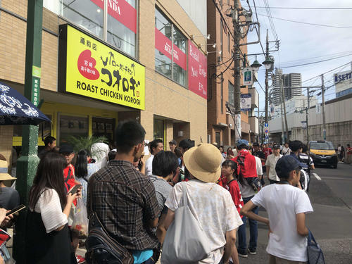 浦和FW興梠の実家で経営する「ローストチキンコオロギ」の1日店長を元浦和FW福田氏が務め、当日は行列ができる盛況
