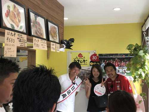 「ローストチキンコオロギ」に訪れた客と記念撮影する浦和FW興梠（右）と、1日店長を務めた元浦和FW福田氏