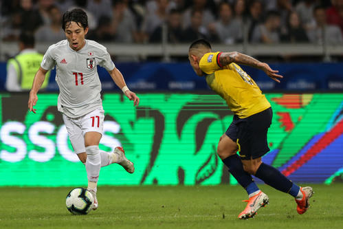 日本対エクアドル　後半、ドリブルでゴール前に切り込む三好（2019年6月24日撮影）