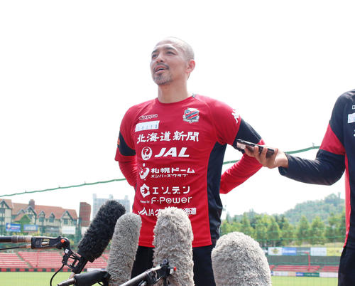 取材に応じる札幌MF小野（撮影・保坂果那）