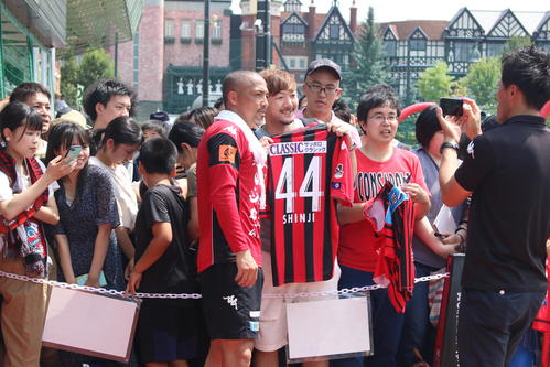 自身のユニホームを持参したファンとの写真撮影に応じる札幌MF小野（撮影・保坂果那）