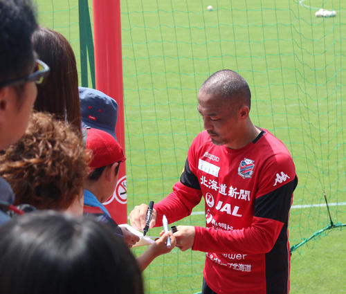ファンから求められたサインに応じる札幌MF小野（撮影・保坂果那）