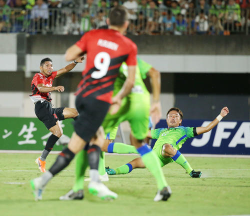 湘南対パラナエンセ　後半、ゴールを決めるパラナエンセFWホニ（左）。右は湘南MF古林（撮影・河田真司）