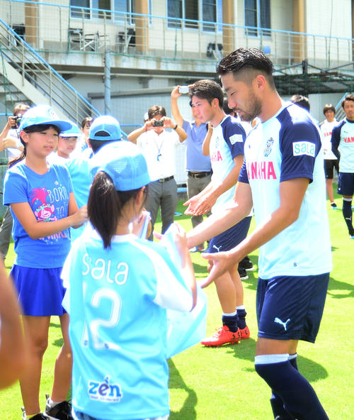 応援フラッグを受け取る磐田DF桜内（右手前）とMF上原（同奥）