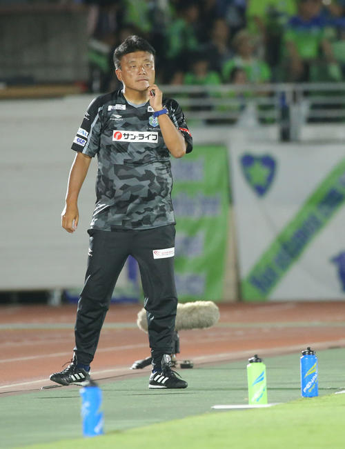 湘南対パラナエンセ　後半、ピッチを見つめる湘南の曹貴裁監督（撮影・河田真司）