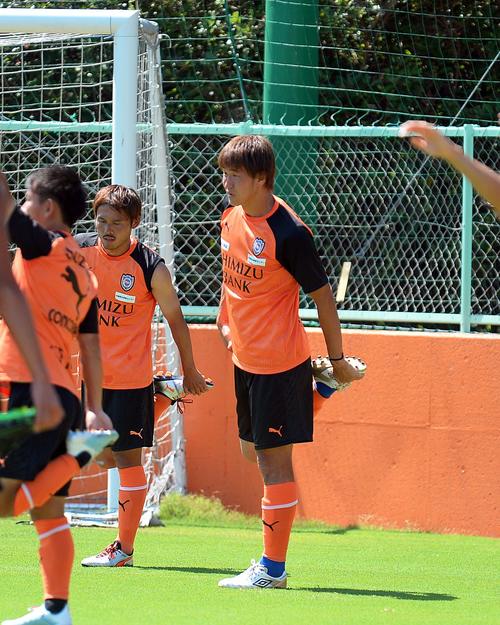 2試合連続無失点を誓う清水DF吉本（右）