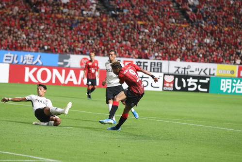 後半23分、同点ゴールを決める札幌の鈴木（撮影・西塚祐司）