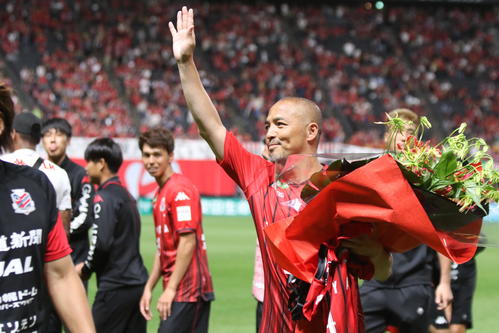 札幌対浦和　花束を手にサポーターの声援に応える札幌MF小野（撮影・西塚祐司）
