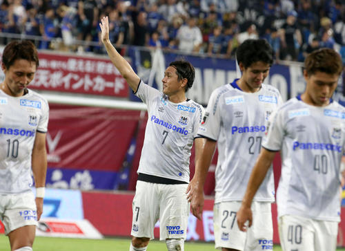 神戸対G大阪　サポーターに手を振るG大阪MF遠藤（2019年8月2日撮影）