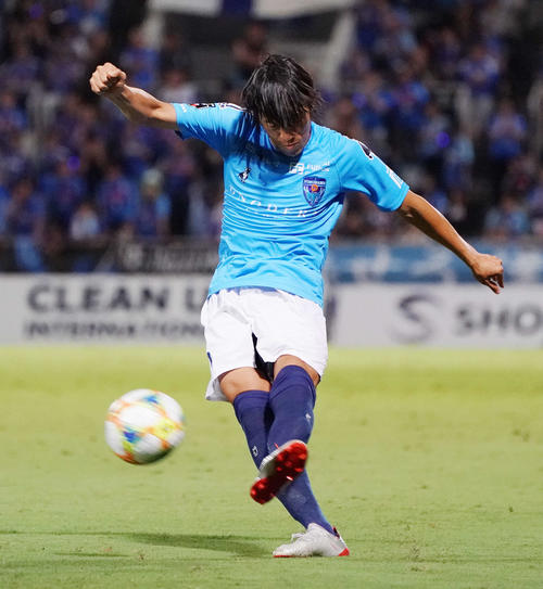 横浜FC対水戸　後半、フリーキックでクロスを上げる横浜FC・MF中村（撮影・河野匠）