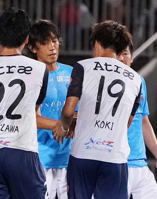 横浜FC対水戸　試合後、握手を交わす横浜FC・MF中村（左）と水戸FW小川（撮影・河野匠）
