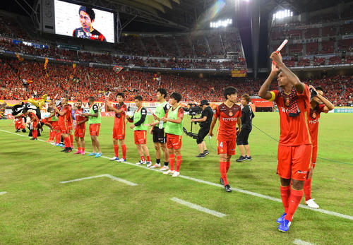 試合後、11試合ぶりの勝利にサポーターと喜ぶ名古屋イレブン（撮影・森本幸一）