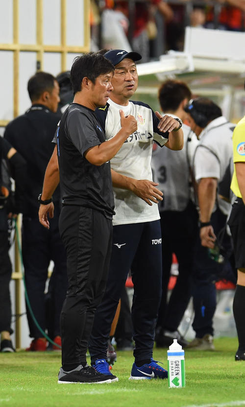 試合後、言葉を交わす川崎・鬼木監督と名古屋・風間監督（撮影・森本幸一）