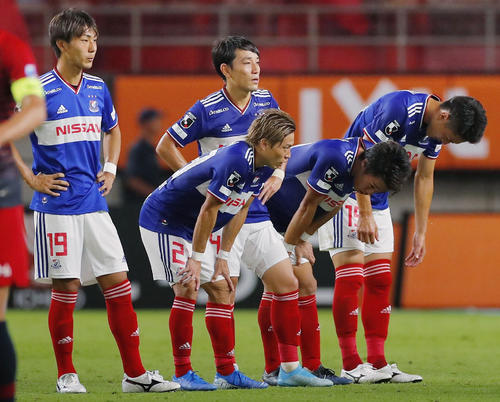 鹿島に敗れ、肩を落とす仲川（左から2人目）ら横浜イレブン（共同）