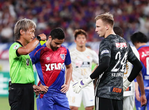 後半、PKがやり直しとなってボールをセットした東京FWディエゴ・オリヴェイラ（左）と仙台GKスウォビィク（右）（撮影・丹羽敏通）