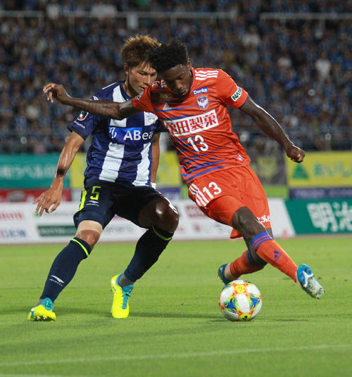 山形対新潟　前半、新潟・フランシス（右）は、山形・加賀と激しく競り合う