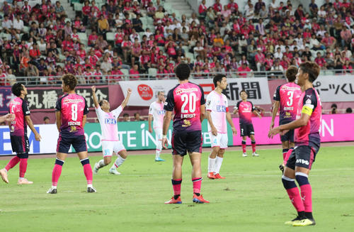 C大阪対鳥栖　勝利に喜ぶ鳥栖の選手とは対照的にがっくりとする大阪の選手たち（撮影・黒河謙一）