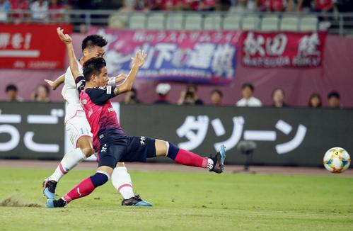 C大阪―鳥栖　試合終了間際、決勝ゴールを決める鳥栖・豊田（左）。右はC大阪・松田（共同）
