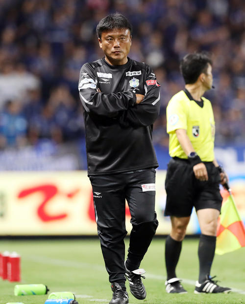 G大阪対湘南　前半、厳しい表情を見せる湘南曹貴裁監督（撮影・前田充）