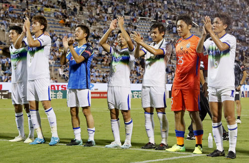 磐田に逆転勝ちし、サポーターの歓声に応える湘南イレブン（共同）