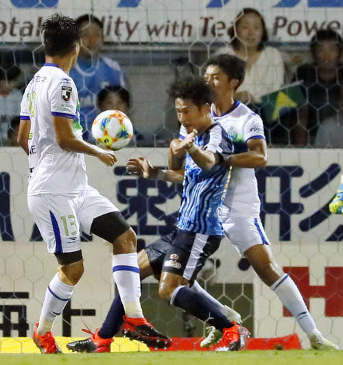 前半終了間際、先制ゴールを決める磐田MF山田（中央）（共同）