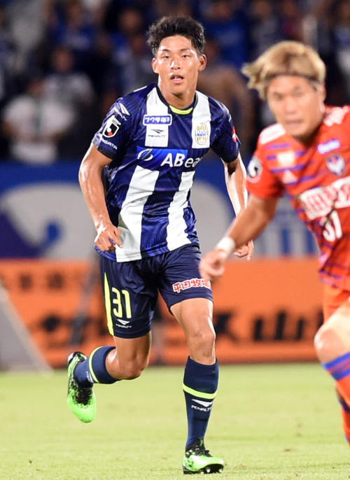 山形対新潟　前半、リーグ戦初スタメンで躍動した山形MF半田（左）（撮影・山田愛斗）